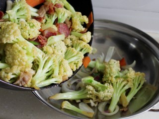 干煸花菜,盛到有洋葱垫底的干锅里。
