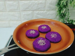 平底锅版+双色豆沙饼,同样方法将紫薯饼胚也煎好