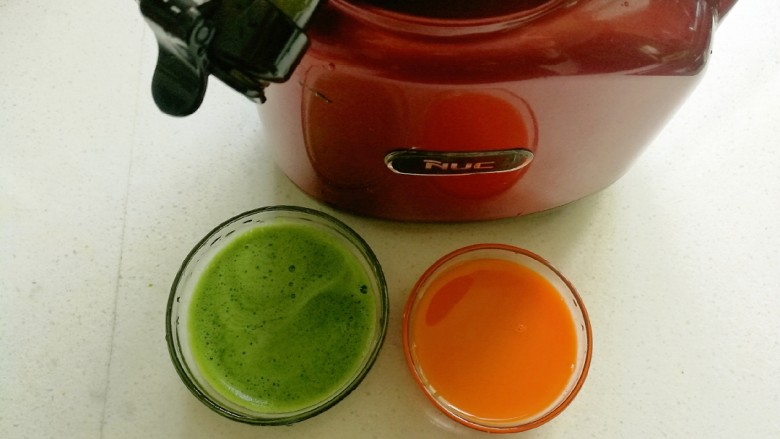 浪漫双色花馒头,先把菠菜和胡萝卜分别用榨汁机压成汁备用。