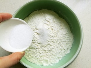浪漫双色花馒头,先取200克的面粉，在面粉中加入20克的白糖，加适量的糖也可以让酵母快一些发酵。
