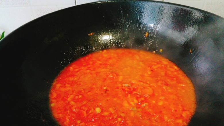 了不起的小番茄+茄汁焖虾,加入适量水，小火熬10分钟，
