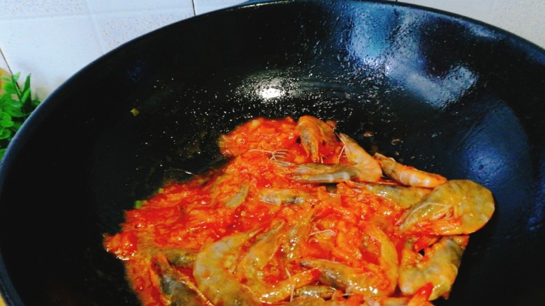 了不起的小番茄+茄汁焖虾,翻炒均匀，入味
