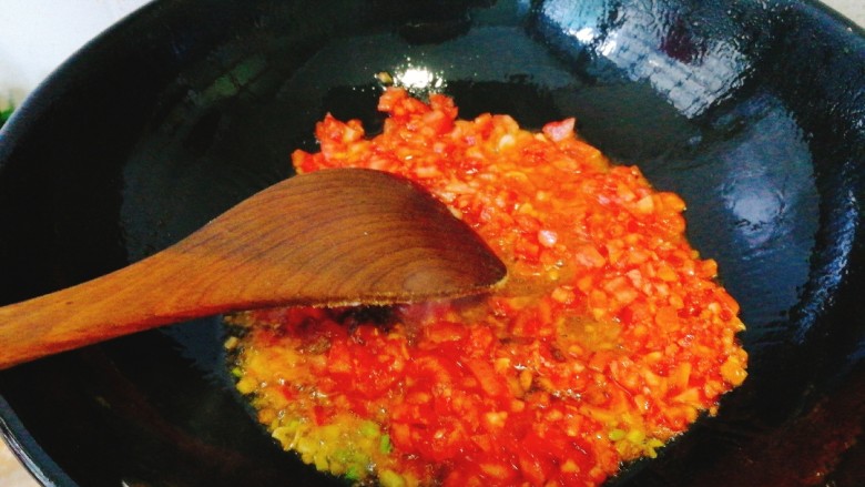 了不起的小番茄+茄汁焖虾,倒入番茄快速翻炒出红油