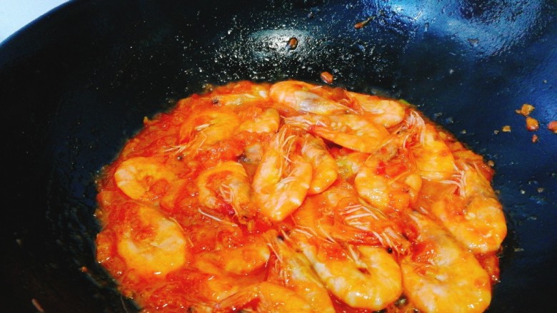 了不起的小番茄+茄汁焖虾,收汁即可出锅，虾不要煮太久