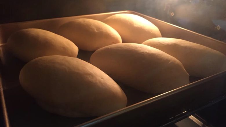 【一口接一口系列】肉松面包&椰蓉面包,烤箱上下预热170度，将发酵好的面团放入烤箱烤制20分钟