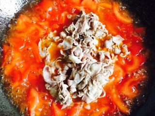 了不起的小番茄+番茄肥牛汤,水烧开后放入肥牛卷