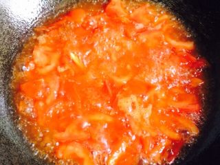 了不起的小番茄+番茄肥牛汤,最后倒入足够的热水烧开