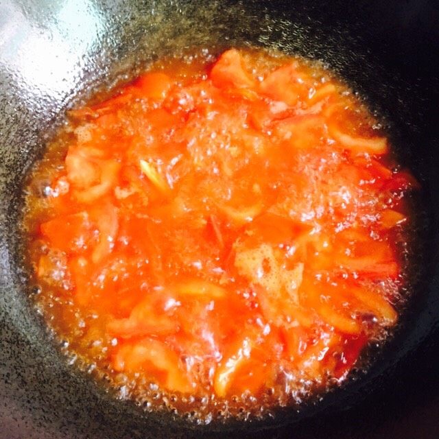 了不起的小番茄+番茄肥牛汤,最后倒入足够的热水烧开