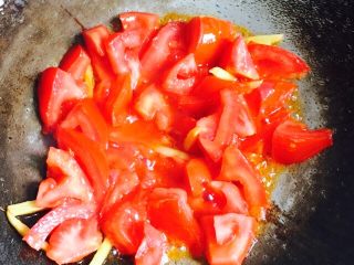 了不起的小番茄+番茄肥牛汤,将切好的番茄放入炒锅一直翻炒至出汁变软