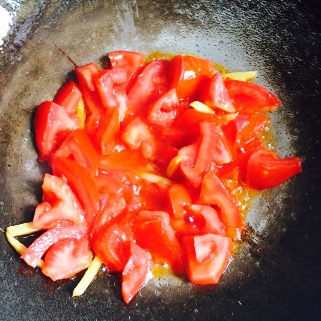 了不起的小番茄+番茄肥牛汤,将切好的番茄放入炒锅一直翻炒至出汁变软