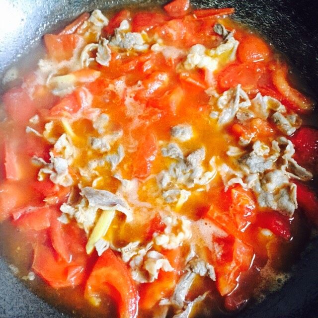 了不起的小番茄+番茄肥牛汤,用锅铲划散即可关火