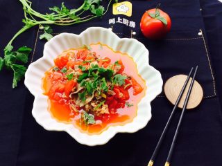 了不起的小番茄+番茄肥牛汤,盛在盘子里撒上香菜