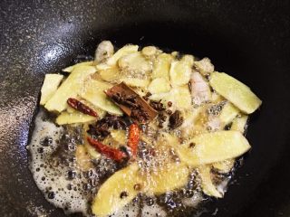 姜母鸭,待到姜片微微焦黄时放入花椒、八角、桂皮炒至香味溢出。