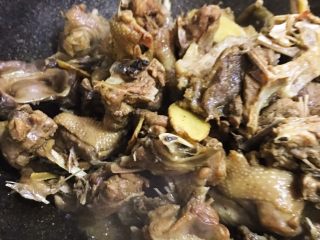 姜母鸭,待高压锅消气后，拿个不粘锅把鸭肉倒入，用大火收汁，炒至焦香即可。