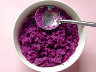 香蕉紫薯土司卷,蒸熟的紫薯趁热用勺子压成泥