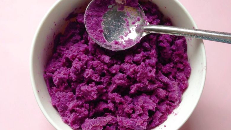 香蕉紫薯土司卷,蒸熟的紫薯趁热用勺子压成泥