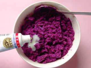 香蕉紫薯土司卷,加入适量炼乳拌匀