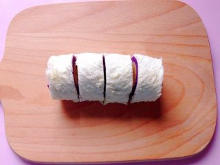 香蕉紫薯土司卷,再切成均匀的小段。