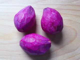 香蕉紫薯土司卷,先将紫薯去皮洗净