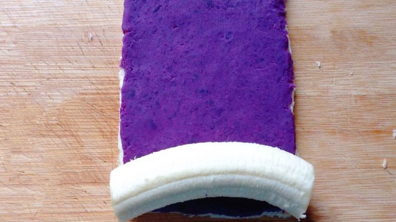 香蕉紫薯土司卷,<a style='color:red;display:inline-block;' href='/shicai/ 610'>香蕉</a>剥去外皮、切去头尾，切成土司宽大小一样，放在上面。