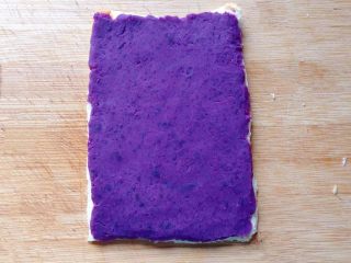 香蕉紫薯土司卷,在压好的土司片上，均匀地抹上一层紫薯泥。