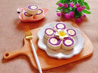 香蕉紫薯土司卷,装盘即可食用，好看又好吃哦。