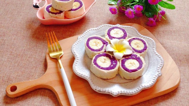 香蕉紫薯土司卷,装盘即可食用，好看又好吃哦。