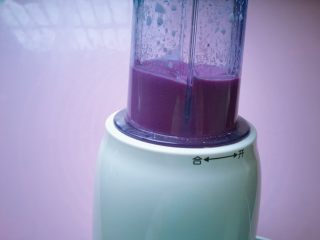 草莓紫薯奶昔,启动料理机，打成紫薯奶昔。