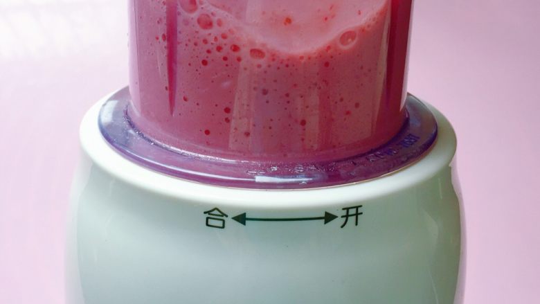 草莓紫薯奶昔,启动料理机，打成草莓奶昔　