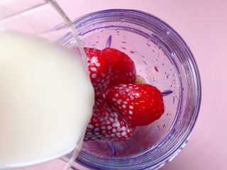 草莓紫薯奶昔,将洗净的草莓放入料理杯中，加入剩余的一半牛奶