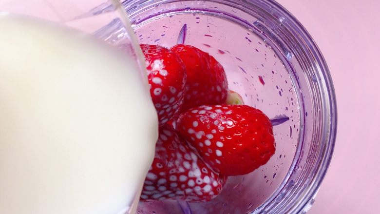 草莓紫薯奶昔,将洗净的草莓放入料理杯中，加入剩余的一半牛奶