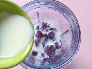 草莓紫薯奶昔,将蒸熟的紫薯放入料理机的杯子中，加入一半的牛奶。