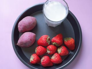 草莓紫薯奶昔,准备好所需食材。