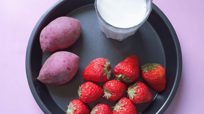 草莓紫薯奶昔,准备好所需食材。