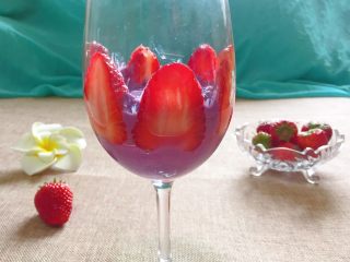 草莓紫薯奶昔,将紫薯奶昔倒入玻璃杯中。