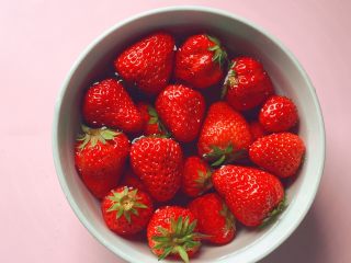 草莓紫薯奶昔,将草莓放入清水中，加入少许盐浸泡10分钟。