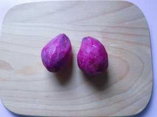 草莓紫薯奶昔,先将紫薯去皮洗净