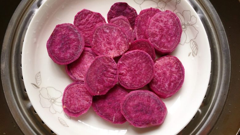 草莓紫薯奶昔,上锅隔水蒸熟