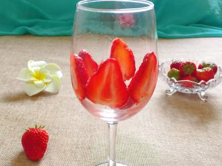 草莓紫薯奶昔,草莓切片，贴在玻璃杯壁中。