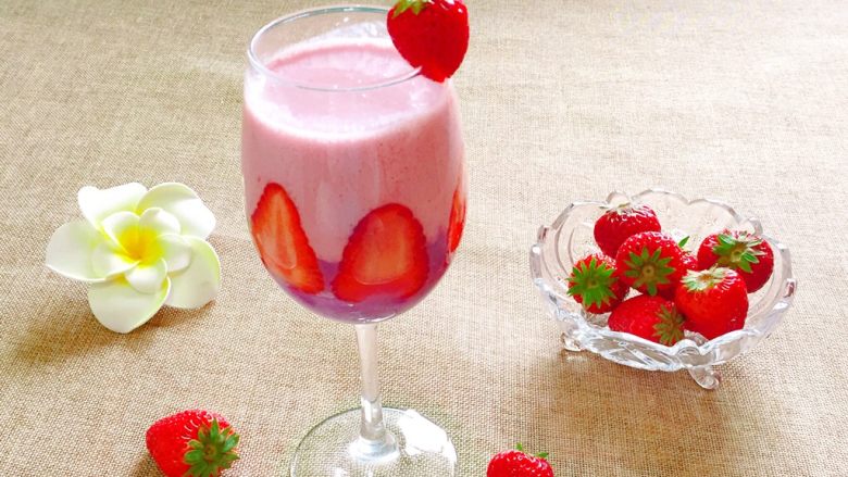 草莓紫薯奶昔,好看又好喝的草莓紫薯奶昔，慢慢的享用吧。