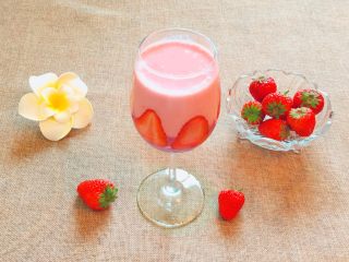 草莓紫薯奶昔,将草莓奶昔缓缓地倒入到玻璃杯中，动作一定要轻柔，否则层次会打乱。