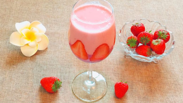 草莓紫薯奶昔,将草莓奶昔缓缓地倒入到玻璃杯中，动作一定要轻柔，否则层次会打乱。