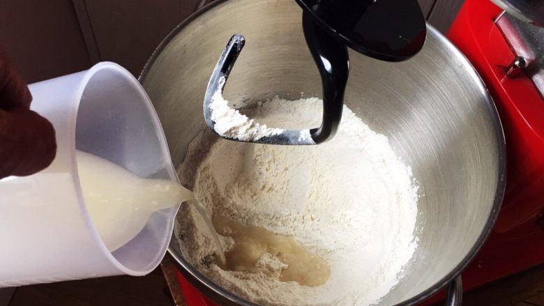 卡仕达吐司面包,高筋粉，盐和糖混合后加入发酵液。