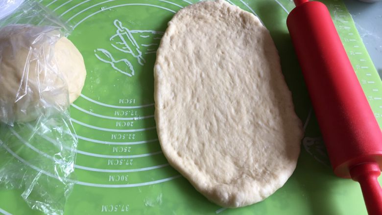 卡仕达吐司面包,再擀成椭圆形。