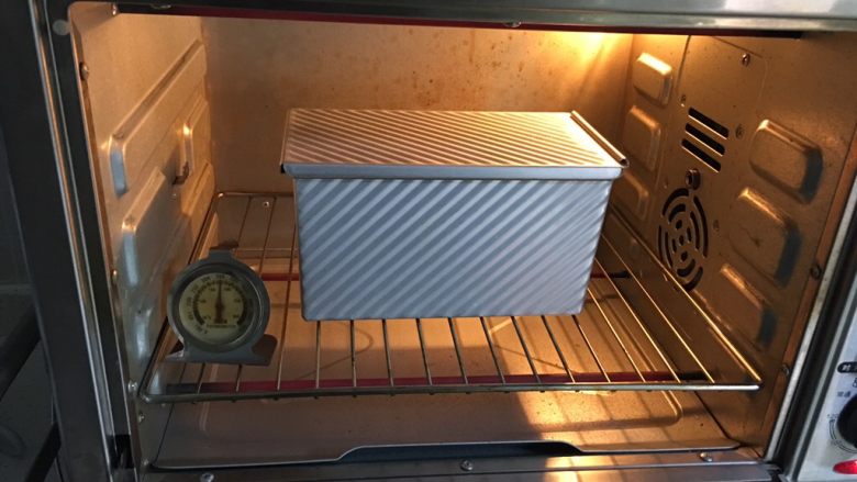 卡仕达吐司面包,烤箱预热至190度，吐司盒送入烤箱，时间40分钟。