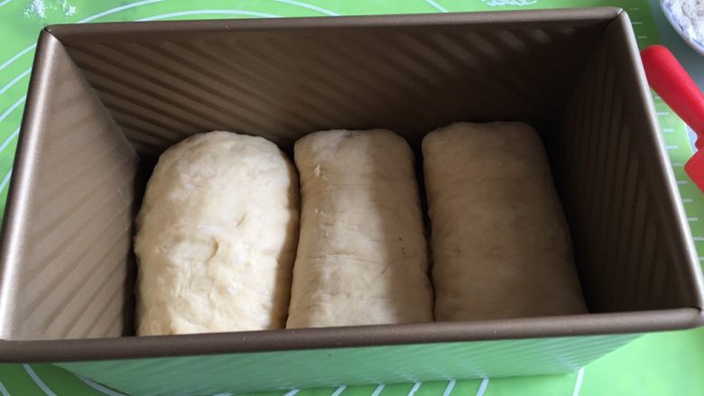 卡仕达吐司面包,依次放入吐司盒。