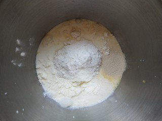 蘑菇头吐司+面包棍,除黄油外，将所有材料放入揉面盆中。盐和酵母分开放
