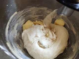 蘑菇头吐司+面包棍,加入软化的黄油继续3档高速搅打