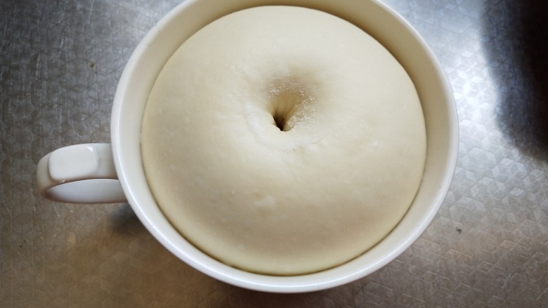 蘑菇头吐司+面包棍,面团发酵至两倍大，用手指戳一个洞缓慢回弹即可