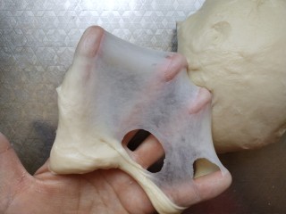 蘑菇头吐司+面包棍,可以拉出薄薄的手套膜，破洞程光滑的缺口，无锯齿状